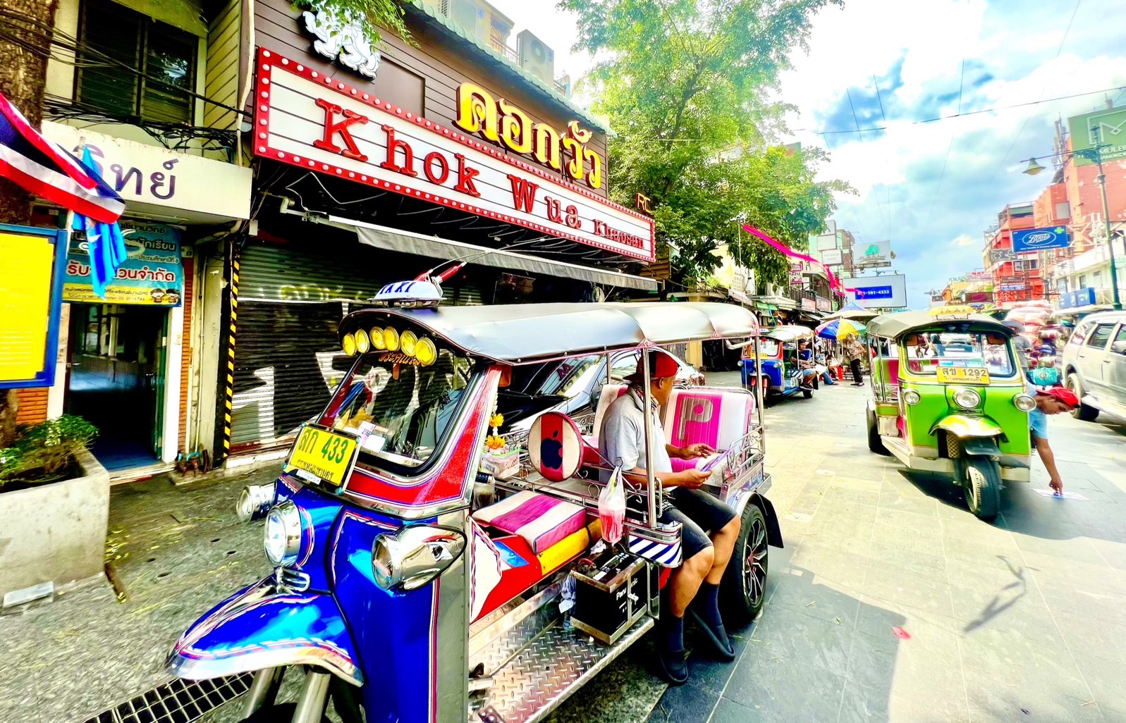 카오산 로드 – 방콕의 파티 거리이자 세계 배낭여행자들의 성지